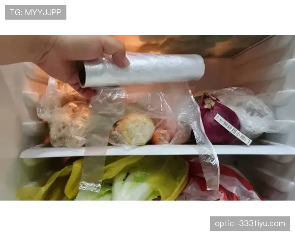 冯彦哲今天拎着奢牌袋子去买菜，隔壁大妈看了都懵了